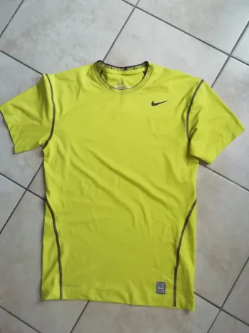 Maillot de sport Nike Taille L/XL état impeccable !!