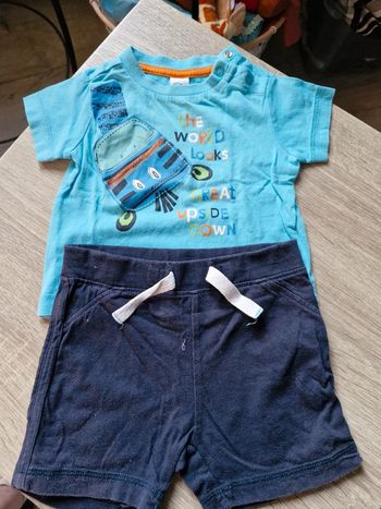 Ensemble garçon. Short et tee shirt. Baby club