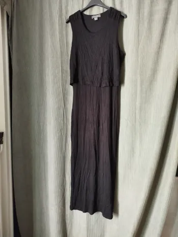 Robe longue noire à manches courtes