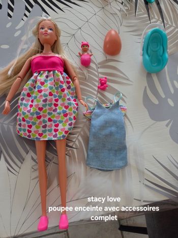 Poupée Steffi Love enceinte et accessoires