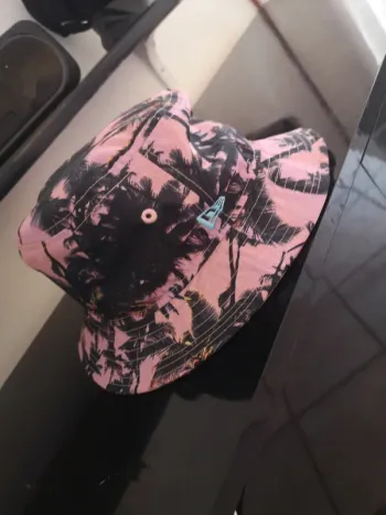 Bob rose à motifs palmiers New era