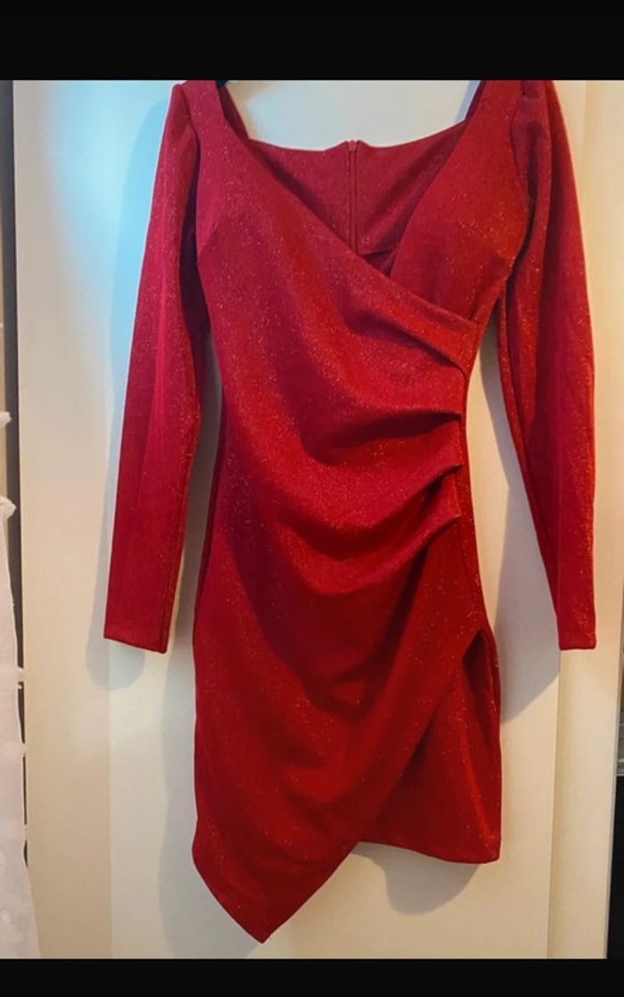 Robe rouge pailletée