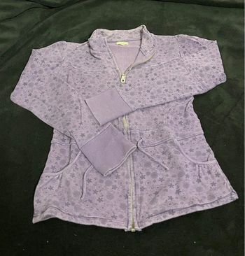 Veste violette à fleurs