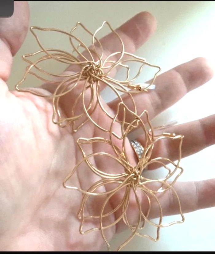 Boucles d’oreilles pendantes NEUVES pour femme forme de fleurs 🌼 couleur doré - photo numéro 5