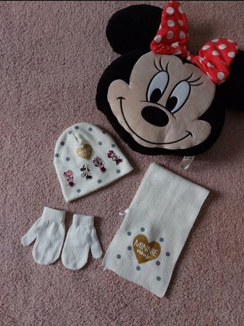 Ensemble bonnet, écharpe, gant disney peut porté taille 50