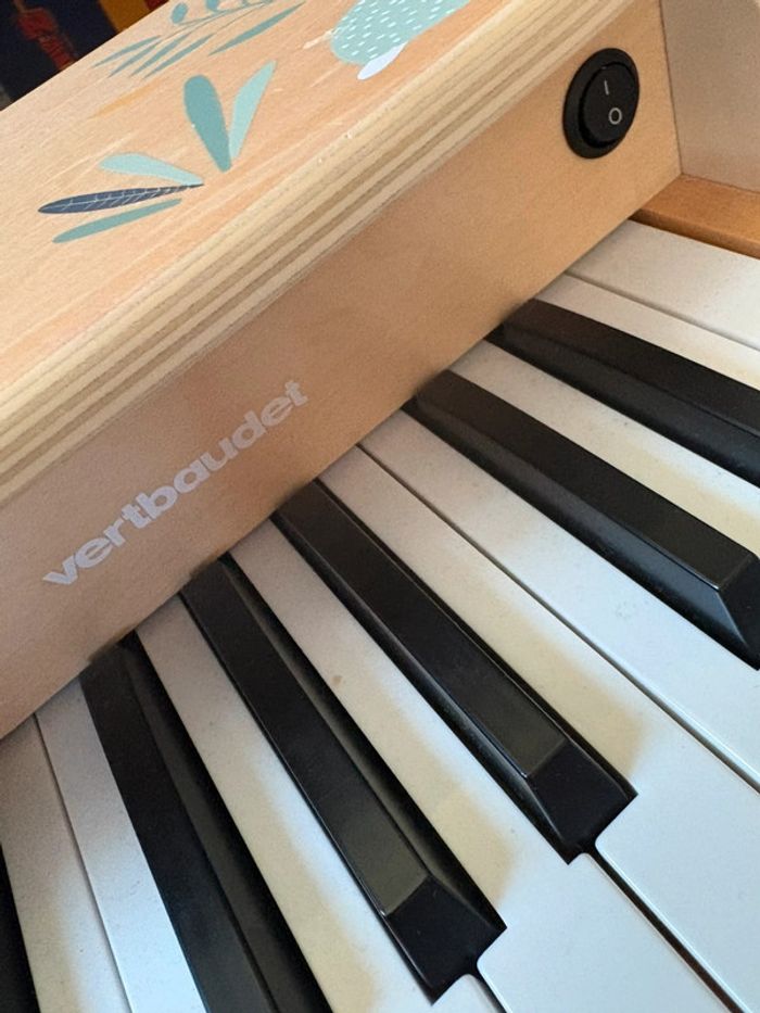 Joli piano vertbaudet comme neuf - photo numéro 4