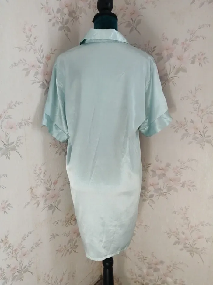 Chemise de nuit vert d'eau en satin avec boutons et poche en dentelle / sans marque / (T2-M) - photo numéro 6