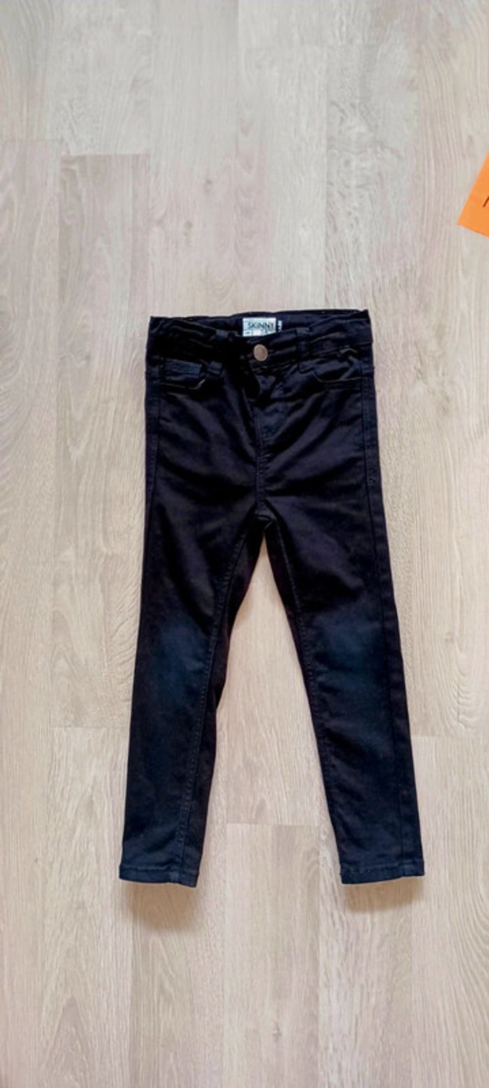 Pantalon noir garçon, skinny, taille 3 ans, marque Kiabi, en très bon état. - photo numéro 2