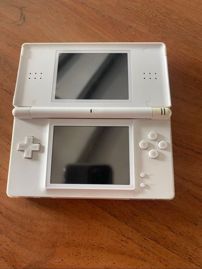 Ds lite blanches et 13 jeux - photo numéro 2