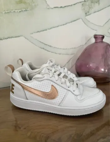 Baskets nike femme court borought low blanc doré
