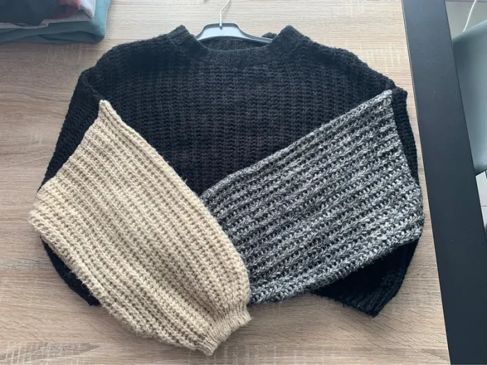Pull court avec manches de couleurs différentes