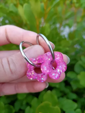 Créoles argenté fleur pailleté fushia