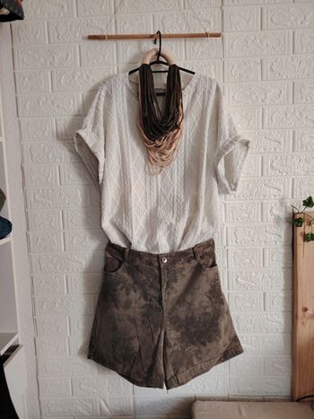 Ensemble short kaki, tee-shirt blanc et tour de cou