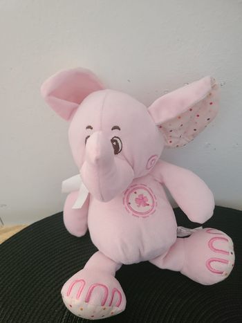 Peluche petit éléphant rose Card Factory avec oreilles intérieures tachetées.