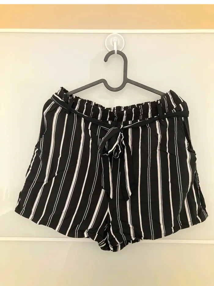 Short noir à rayures fluide
