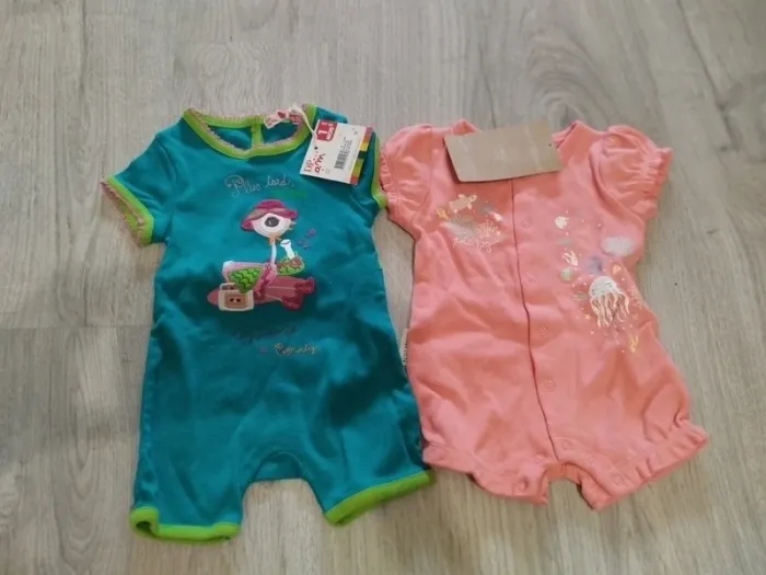 Lot 2 bodies short fille 1 mois neufs