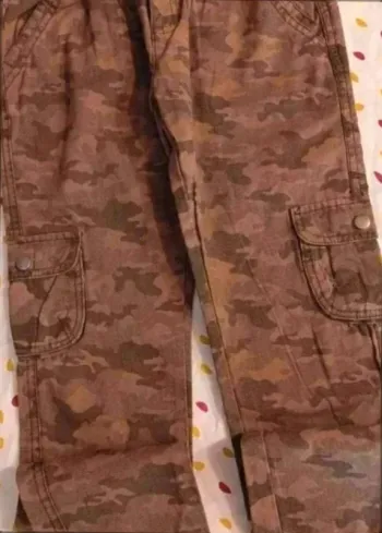 Pantalon  camouflage  très bon  état  9  ans