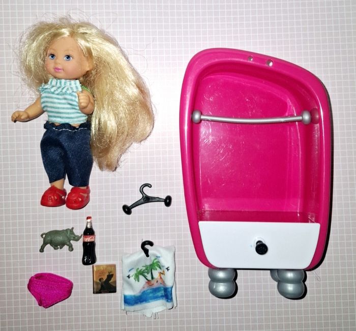Petite poupée et son armoire - photo numéro 5