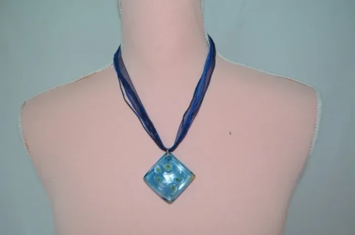 Collier bleu - photo numéro 3