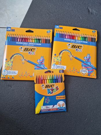 Lot de 2 paquets de crayons de couleur x24 et 12 craie de coloriage neuf