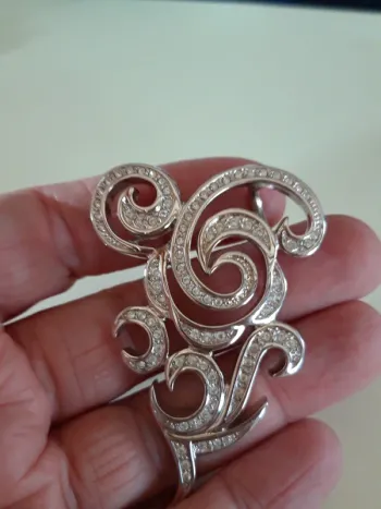 Joli pendentif argenté avec strass