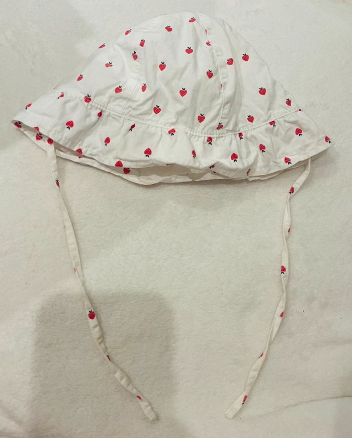 Chapeau / Bob blanc avec petites fraises en forme de cœurs Kiabi taille 49 - photo numéro 3