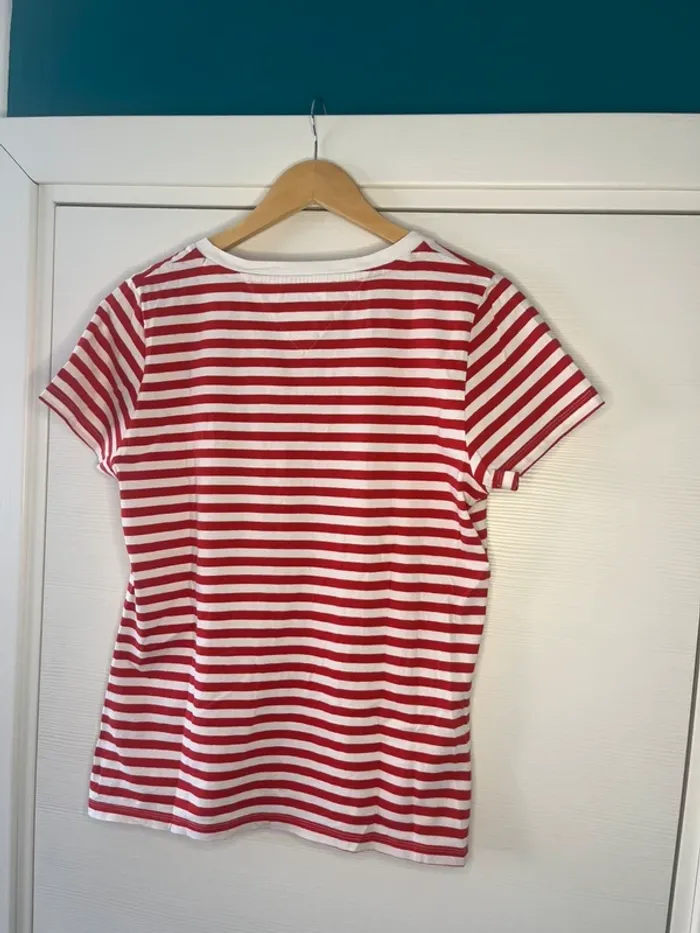 🔹 T-shirt Rayé Rouge & Blanc – Tommy Jeans 🔹 - photo numéro 2