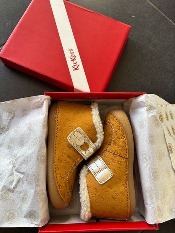 Bottillons fourres scratch couleur or semelles très souples