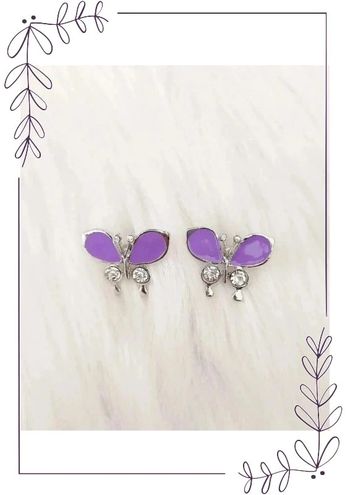 Boucles d'oreilles papillon violet en métal argenté avec strass.