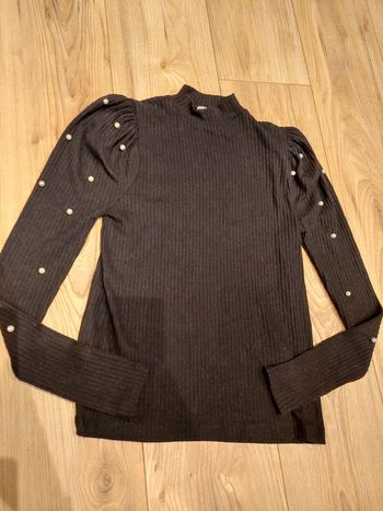 Haut noir à perles