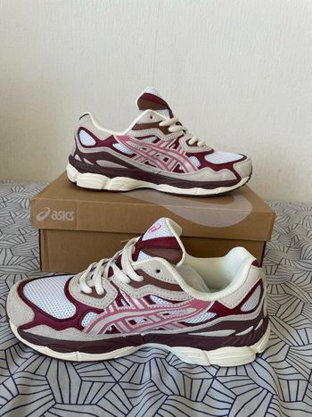 ASICS Gel Kayano 14 blanche & bordeaux trainers.