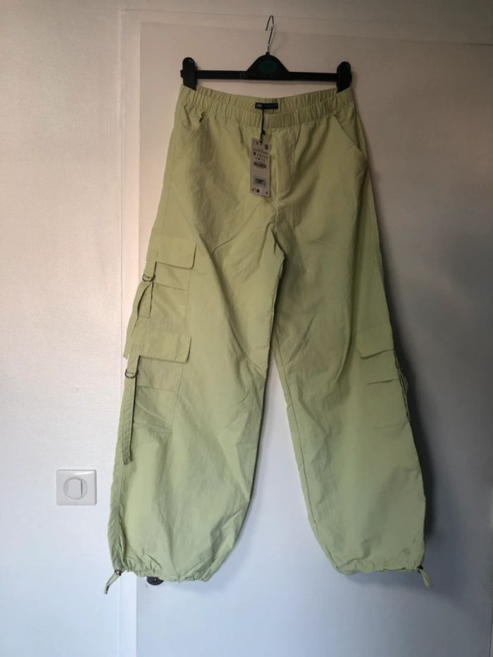 Superbe beau pantalon parachute vert 🍏 Zara neuf avec étiquette taille M - photo numéro 2