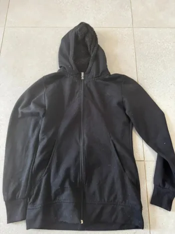 Gilet noir bon état taille S, il ya des bouloches