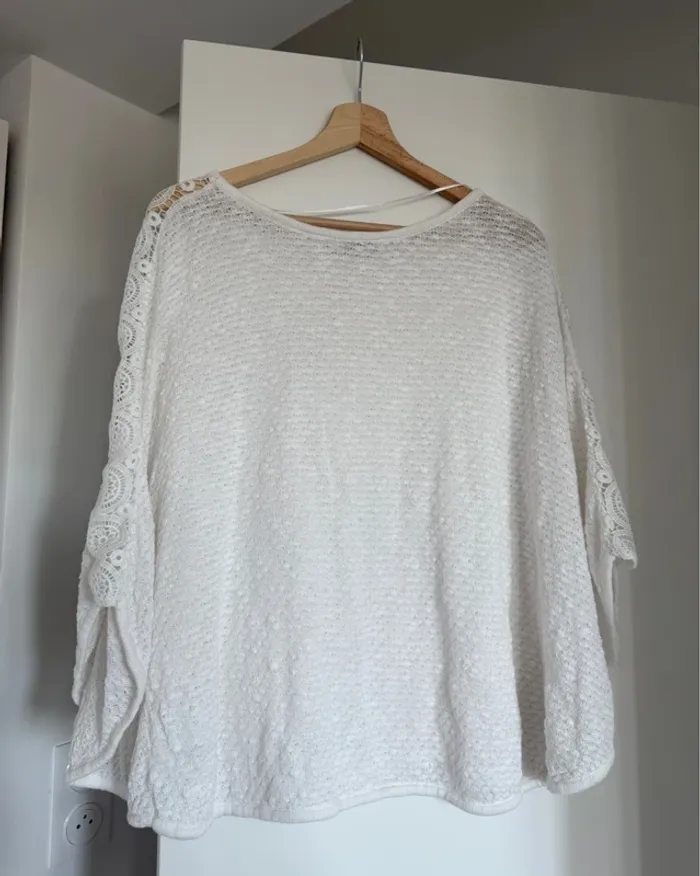 Joli haut avec broderie XL/42