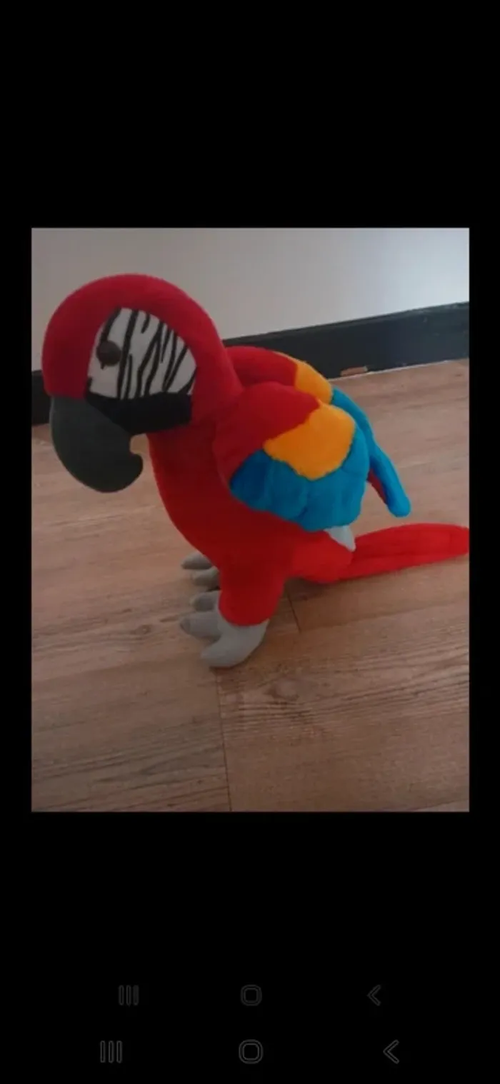 Peluche perroquet coloré rouge, bleu et jaune