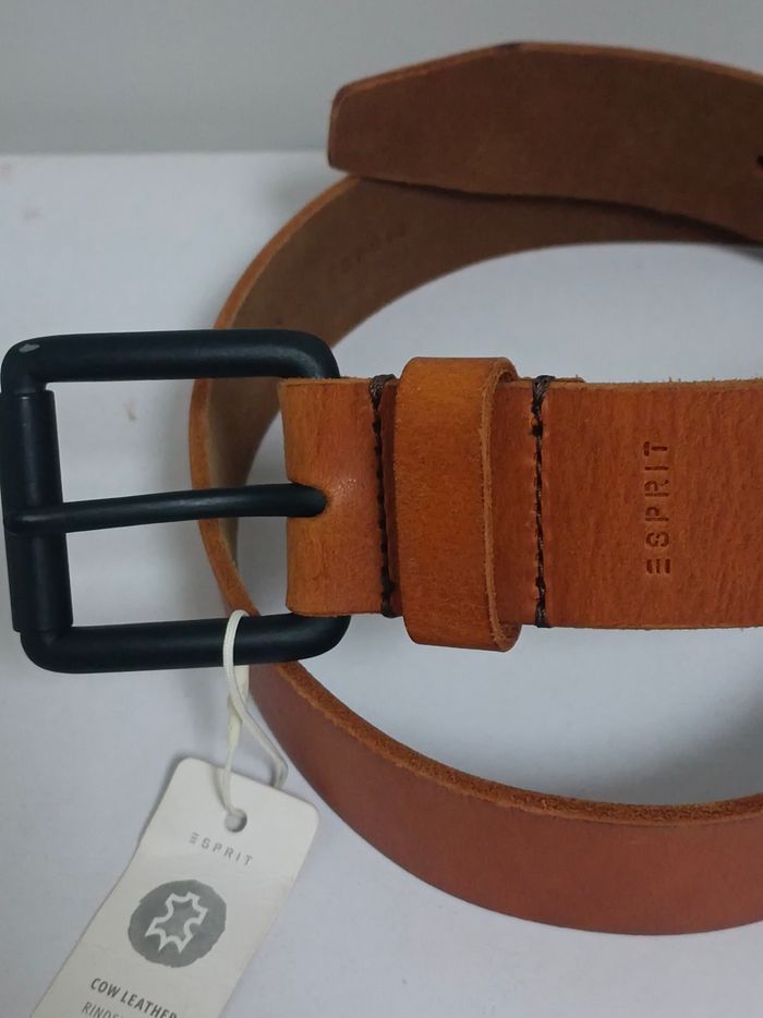 Ceinture en cuir de bovins de marque esprit 
Longueur 80 cm largeur 4 cm 
Prix en boutique 39 euros 
neuve jamais portée 
Envoi rapide
J ai encore une taille 80 et 90 cm - photo numéro 2