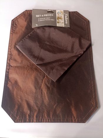 Set 4 pièces chemin de table et serviette