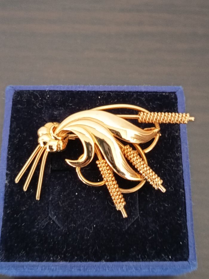 Broche plaqué or.