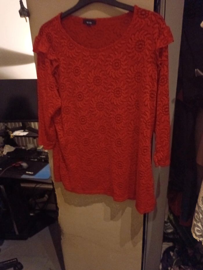 T-shirt rouge en dentelle
