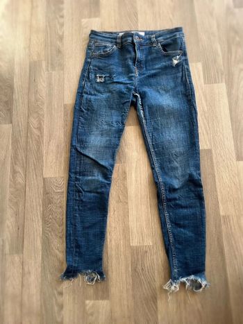 Très beau pantalon jeans destroy taille 38