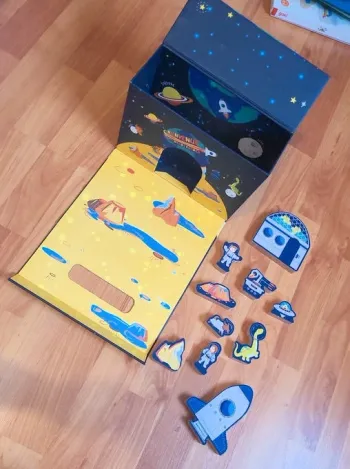 Coffret de jeu en bois "Mini-univers : Dinosaures dans l'espace "