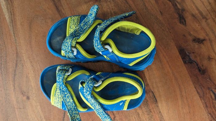 Sandales taille estimée 24