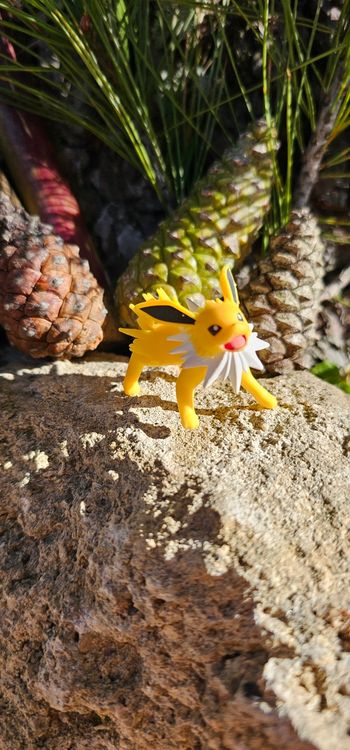 Super figurine Pokemon Nintendo scale world Évolution de Évoli voltali