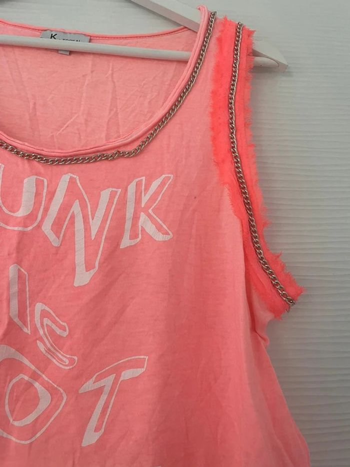 Haut débardeur rose fluo style punk avec chaîne et écritures bretelles larges col rond - photo numéro 3