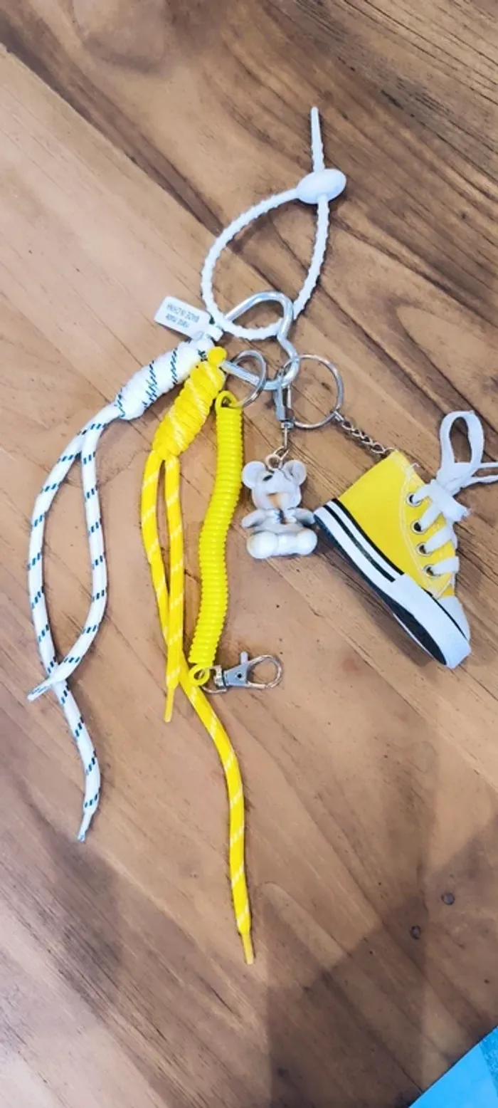 Gri-gri de sac jaune Mickey converse porte clés - photo numéro 4