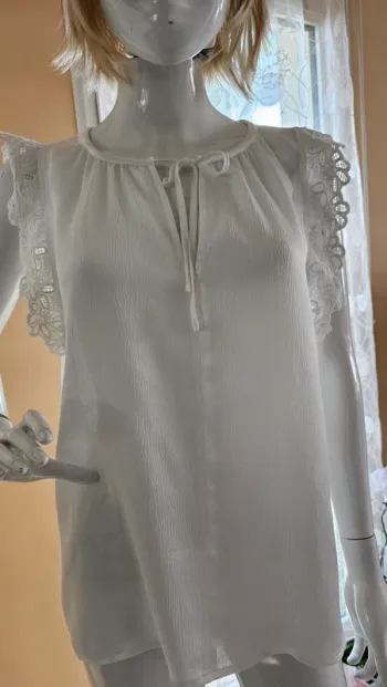 Blouse dentelles épaules