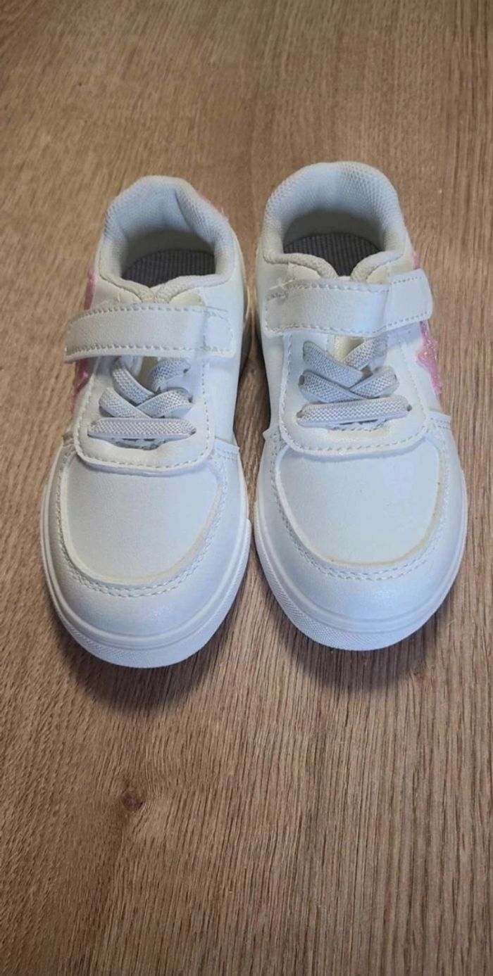 Basket neuve blanche a motif rose pointure 22 - photo numéro 1