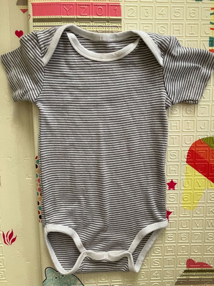 Vend body neuf manches courtes taille 9 mois