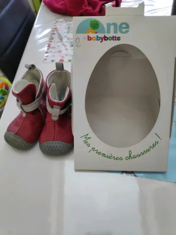 Bottines babybotte taille 2 rouge pointure 16/17.