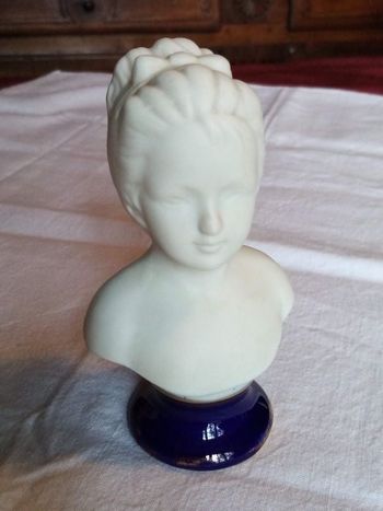 Ancienne petite Marianne en biscuit sur socle hauteur 12 cm